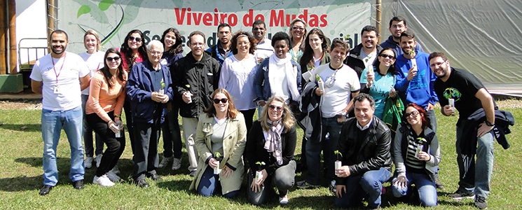 Alunos em frente ao viveiro de mudas da empresa Ecovias Alunos em frente ao viveiro de mudas da empresa Ecovias