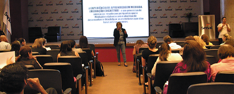 Imagem da docente Teresa Pereira palestrando Imagem da docente Teresa Pereira palestrando