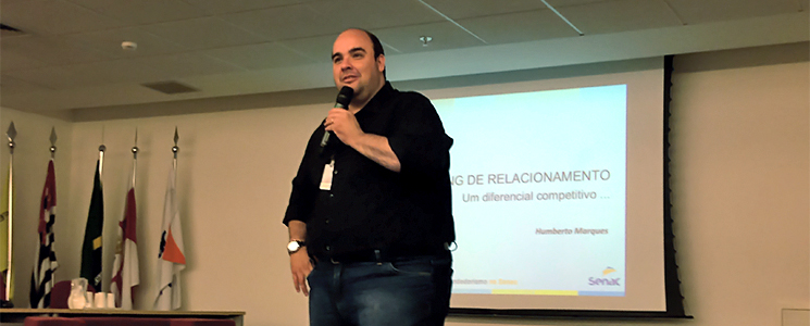 Imagem de Humberto Marques falando ao público sobre marketing de relacionamento Imagem de Humberto Marques falando ao público sobre marketing de relacionamento