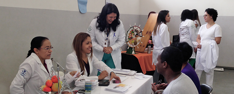 Estudantes realizam atendimento nutricional Estudantes realizam atendimento nutricional