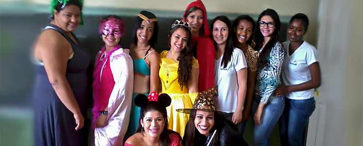 As alunas apresentaram uma peça de teatro e realizaram brincadeiras com as crianças As alunas apresentaram uma peça de teatro e realizaram brincadeiras com as crianças