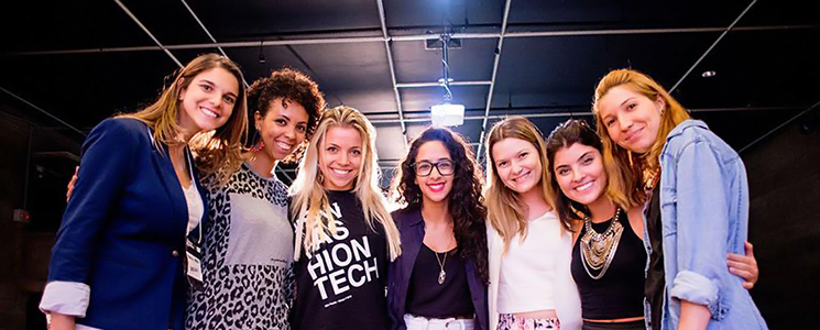 Vencedoras do concurso posando para foto Vencedoras do concurso posando para foto