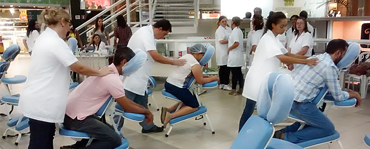 Estudantes de massoterapia proporcionaram relaxamento aos clientes durante sessões de quick massage Estudantes de massoterapia proporcionaram relaxamento aos clientes durante sessões de quick massage