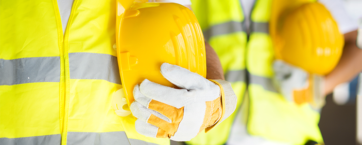 Homem segura capacete de obra Homem segura capacete de obra