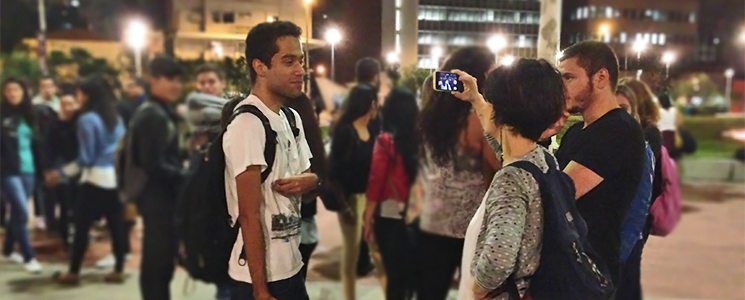 Jovem tira foto de outro jovem com celular Jovem tira foto de outro jovem com celular