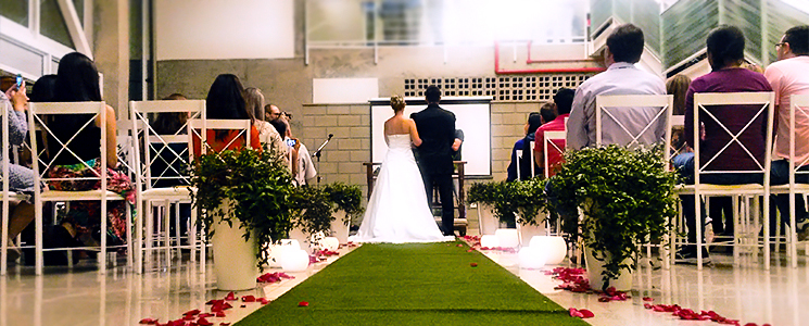 Noivos durante cerimônia de casamento Noivos durante cerimônia de casamento