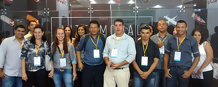Alunos da unidade Ribeirão Preto na entrada da Intermodal Alunos da unidade Ribeirão Preto na entrada da Intermodal
