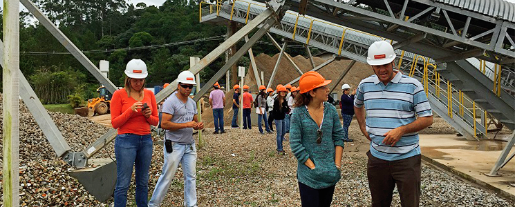 Alunos na Unidade de Valorização de Resíduos da Construção Civil - Grajaú Alunos na Unidade de Valorização de Resíduos da Construção Civil - Grajaú