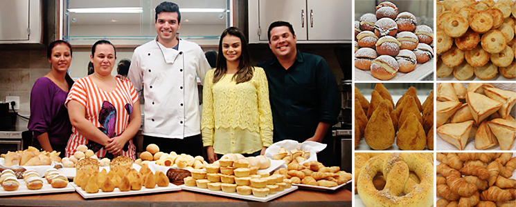 Estudantes com pães e doces produzidos por eles Estudantes com pães e doces produzidos por eles