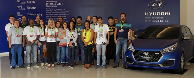 Estudantes na entrada da Hyundai Motor Brasil Estudantes na entrada da Hyundai Motor Brasil