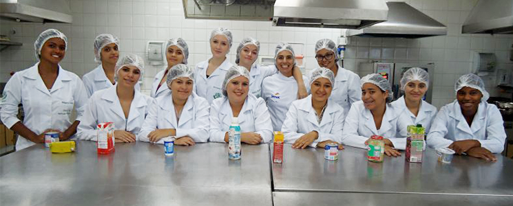 Turma em aula de rotulagem de alimentos Turma em aula de rotulagem de alimentos