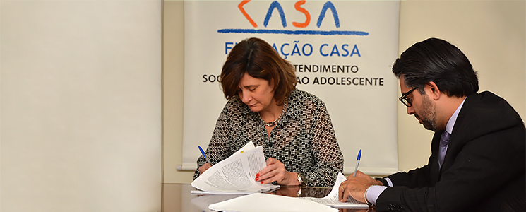 Momento em que o gerente da área de atendimento corporativo, Maurício da Silva Pedro, assina acordo com a Fundação Casa Momento em que o gerente da área de atendimento corporativo, Maurício da Silva Pedro, assina acordo com a Fundação Casa