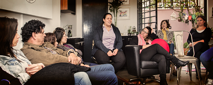 pessoas reunidas em sala pessoas reunidas em sala