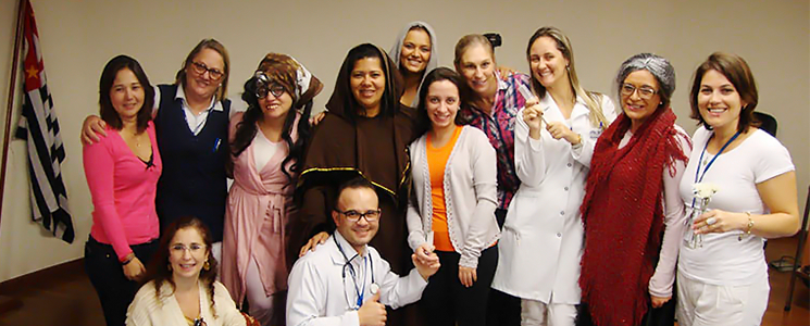 Grupo de pessoas caracterizadas para apresentação teatral sobre enfermagem. Grupo de pessoas caracterizadas para apresentação teatral sobre enfermagem.