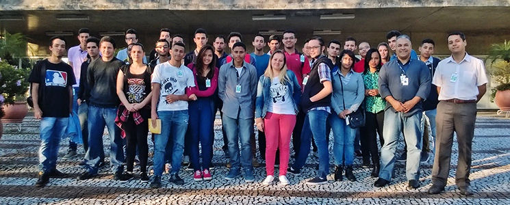 Alunos em frente ao prédio do Serpro em São Paulo Alunos em frente ao prédio do Serpro em São Paulo