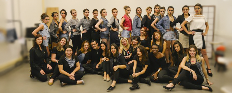 Alunos e modelos após o desfile Alunos e modelos após o desfile