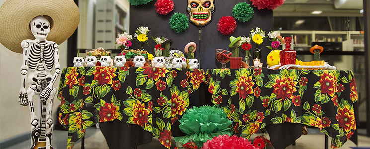 Mesa da Fiesta de Los Muertos foi inspirada na tradição mexicana Mesa da Fiesta de Los Muertos foi inspirada na tradição mexicana