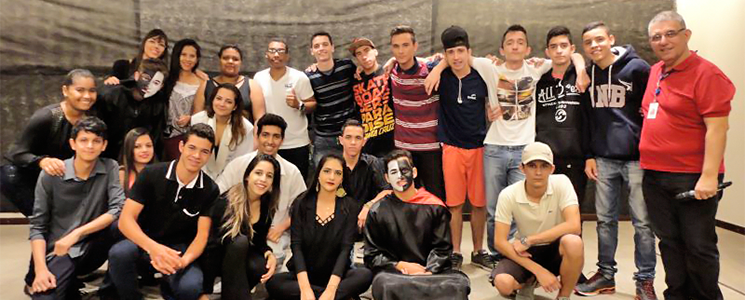 Turma do programa Aprendizagem posa para foto Turma do programa Aprendizagem posa para foto