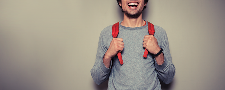 jovem com mochila nas costas jovem com mochila nas costas