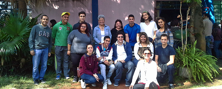 alunos reunidos em visita à biblioteca alunos reunidos em visita à biblioteca