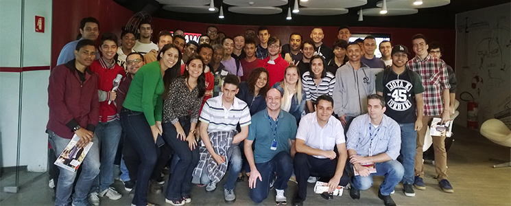 alunos reunidos em frente à empresa Locaweb alunos reunidos em frente à empresa Locaweb