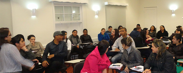 Alunos realizam atividade prática Alunos realizam atividade prática