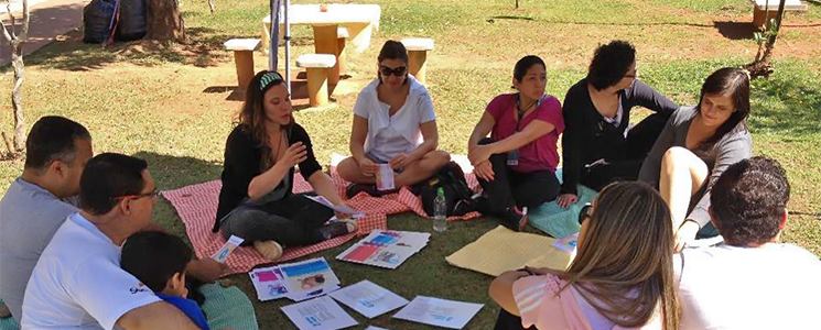 Pessoas sentadas no chão fazem discussão sobre placemaking Pessoas sentadas no chão fazem discussão sobre placemaking