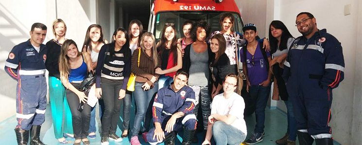 alunos e equipe do Serviço de Atendimento Médico de Urgência alunos e equipe do Serviço de Atendimento Médico de Urgência