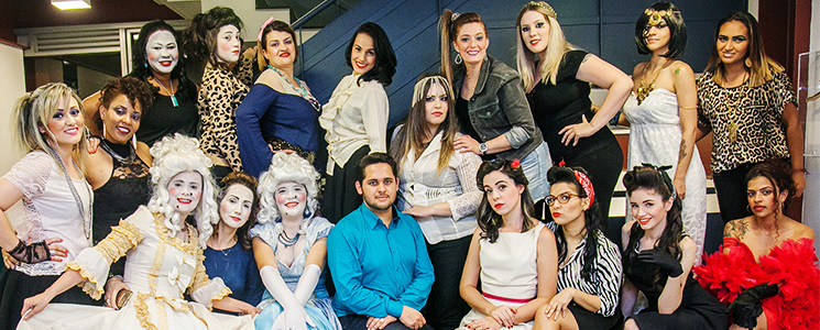 pessoas reunidas após projeto de maquiador e construção de personagens pessoas reunidas após projeto de maquiador e construção de personagens