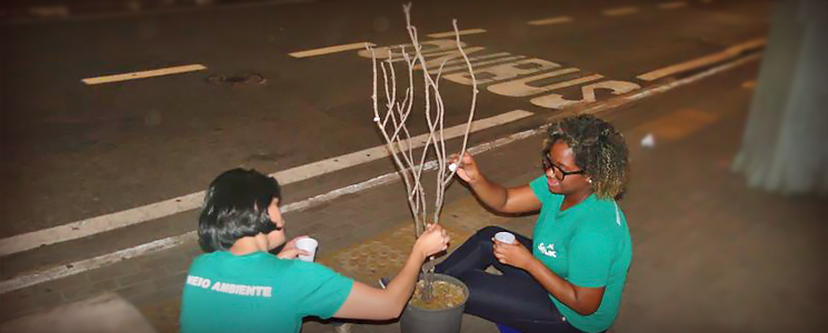Duas alunas apresentam cena teatral Duas alunas apresentam cena teatral