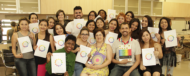 Turma do curso Maquiador e docentes exibem o círculo de cores Turma do curso Maquiador e docentes exibem o círculo de cores