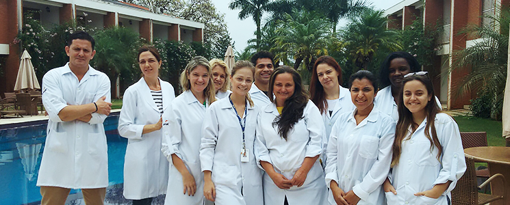 Alunos na área de lazer do hotel Alunos na área de lazer do hotel