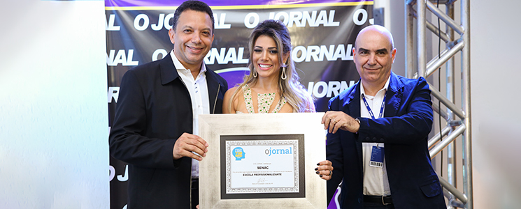 Gerente do Senac Bebedouro, Luis Antonio de Lima, Fabiana Teixeira e o técnico de desenvolvimento profissional Sergio Ricardo Peres Cardona Gerente do Senac Bebedouro, Luis Antonio de Lima, Fabiana Teixeira e o técnico de desenvolvimento profissional Sergio Ricardo Peres Cardona