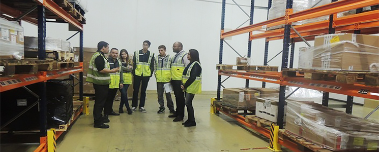 Alunos no armazém refrigerado para cargas importadas do aeroporto Alunos no armazém refrigerado para cargas importadas do aeroporto