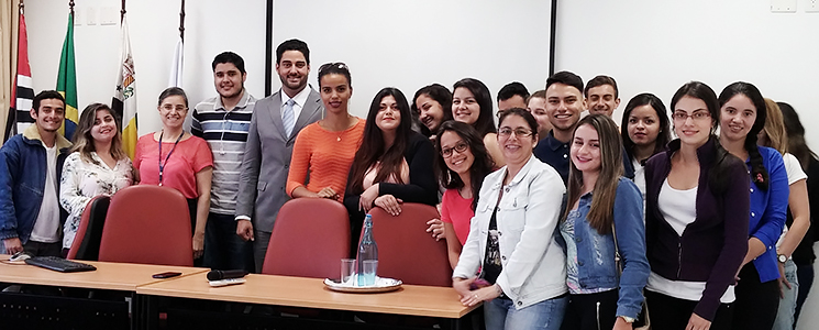 Alunos todos reunidos de pé no auditório da unidade Alunos todos reunidos de pé no auditório da unidade
