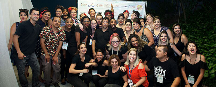 Pessoas reunidas em evento Pessoas reunidas em evento