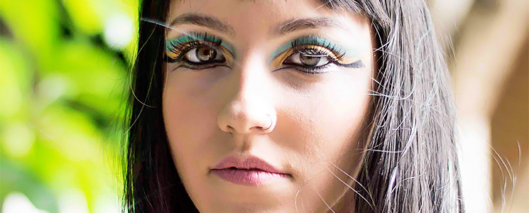 Modelo maquiada evoca imagem egípcia Modelo maquiada evoca imagem egípcia