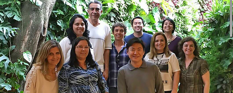 pessoas reunidas em pé pessoas reunidas em pé