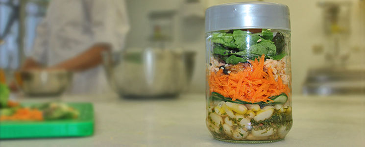 Pote de vidro com salada em camadas Pote de vidro com salada em camadas