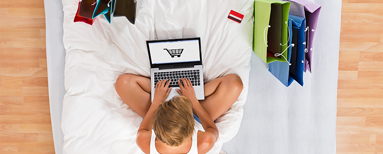 Mulher, no quarto de uma casa, com um laptop nas mãos, fazendo compras on-line Mulher, no quarto de uma casa, com um laptop nas mãos, fazendo compras on-line
