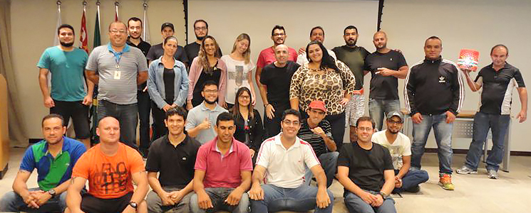 Alunos do Técnico em Segurança do Trabalho apresentam abajur feito com garrafa PET Alunos do Técnico em Segurança do Trabalho apresentam abajur feito com garrafa PET