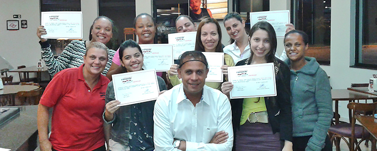 alunos seguram certificado simbólico por participação em atividade alunos seguram certificado simbólico por participação em atividade