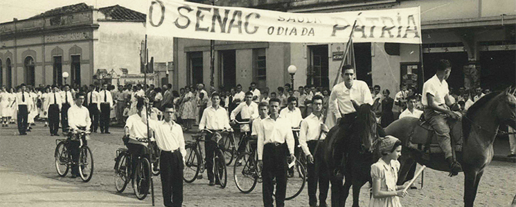Desfile dos alunos do Núcleo da Universidade do Ar (Unar), realizado em 7 de setembro de 1955, na cidade de Matão, SP Desfile dos alunos do Núcleo da Universidade do Ar (Unar), realizado em 7 de setembro de 1955, na cidade de Matão, SP