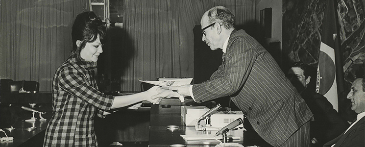 Breno Di Grado entrega prêmio a um dos alunos vencedores do 5º Torneio Cultural, promovido pelo Ministério da Educação (MEC) e pelo Serviço de Assistência Didática ao Ensino Comercial, órgão do Senac, em 1968 Breno Di Grado entrega prêmio a um dos alunos vencedores do 5º Torneio Cultural, promovido pelo Ministério da Educação (MEC) e pelo Serviço de Assistência Didática ao Ensino Comercial, órgão do Senac, em 1968