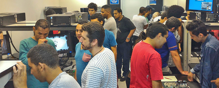 Alunos interagem no laboratório de hardware Alunos interagem no laboratório de hardware