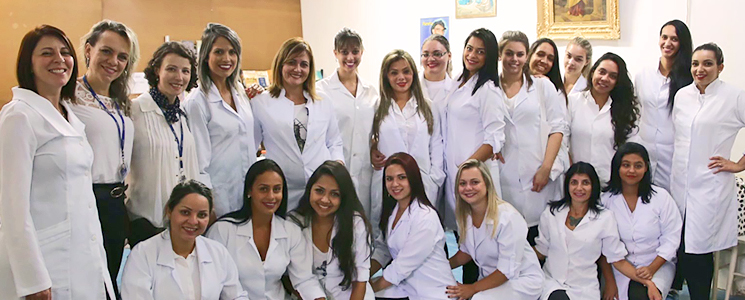 alunas reunidas em atividade externa alunas reunidas em atividade externa