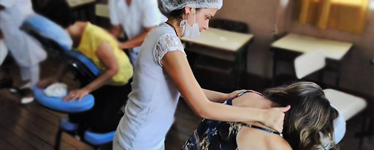 Aluna aplica quick massage em docente Aluna aplica quick massage em docente
