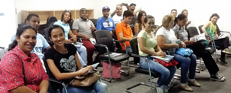 Alunos sentados em cadeiras em sala do aterro sanitário Alunos sentados em cadeiras em sala do aterro sanitário