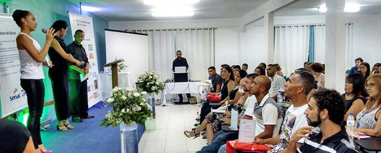 No palco, uma atleta fala com o público No palco, uma atleta fala com o público