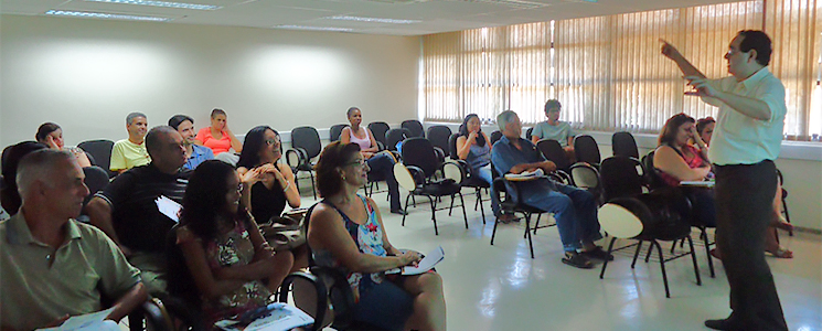 Palestrante fala ao público presente no evento Palestrante fala ao público presente no evento